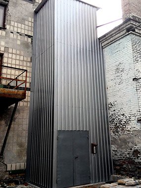 Підйомник вантажний,  консольний в металокаркасній шахті ТОВ "ГОЛЕКС" Київ